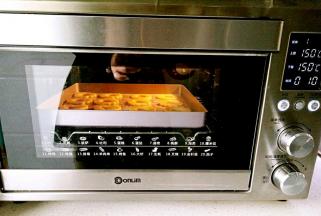 放入预热好的烤箱上下150，烤10分。