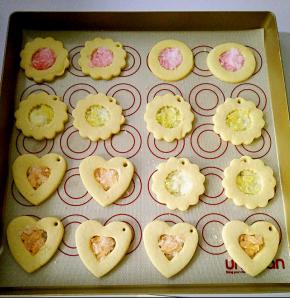 取出烤盘，把敲碎的硬糖粒放在饼干中间铺平，不要放太多，再烤5分，糖融化，饼干微微发黄即可。