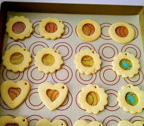 取出烤盘放凉，再揭下饼干。