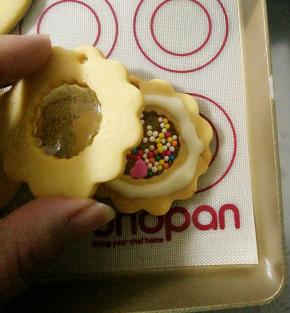 再取一个饼干对好位置合上。