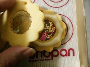 再取一个饼干对好位置合上。