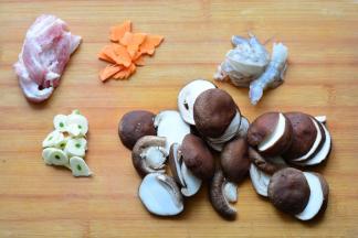 准备好所有食材，香菇切片，胡萝卜切喜欢的花刀，虾仁去虾线，大蒜切片