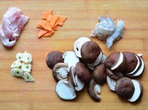 准备好所有食材，香菇切片，胡萝卜切喜欢的花刀，虾仁去虾线，大蒜切片