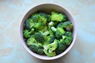 西兰花切成小块，用清水洗干净