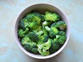 西兰花切成小块，用清水洗干净