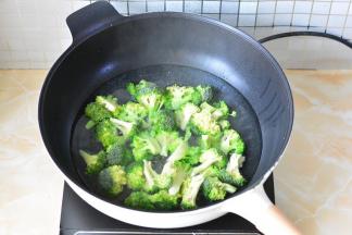 锅里放清水烧开，把西兰花放水里焯水去生