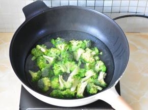 锅里放清水烧开，把西兰花放水里焯水去生