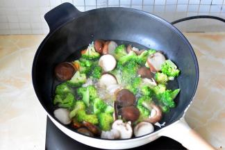 西兰花焯熟以后下香菇焯水2分钟，捞出放凉水里过一下