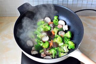 把所有的食材放进锅里，煸炒一分钟就可以出锅食用了
