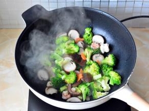 把所有的食材放进锅里，煸炒一分钟就可以出锅食用了