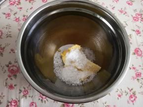 1.	黄油室温软化，软化到用手指头可以轻松按一个坑就是好了，切小块放在盆里，再加入糖粉，