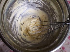 2.	用打蛋器，最好是电动打蛋器打均匀，且黄油呈现发白颜色，