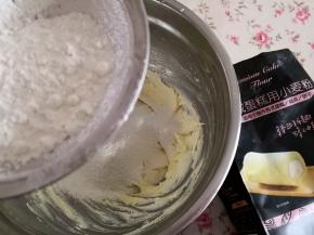 4.	再筛入低筋面粉，此时不要再搅拌了，用刮刀拌匀或是戴上一次性手套，用手将其抓匀，这样没有面粉不容易起筋，