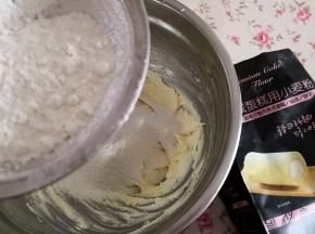4.	再筛入低筋面粉，此时不要再搅拌了，用刮刀拌匀或是戴上一次性手套，用手将其抓匀，这样没有面粉不容易起筋，