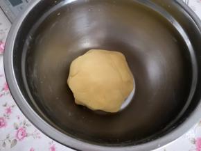 5.	和成面团后，盖上保鲜膜松弛10分钟，