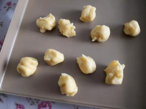 6.	再分成10份，不用完全一样大的面团，因为手指头有粗有细，也有长有短呀，