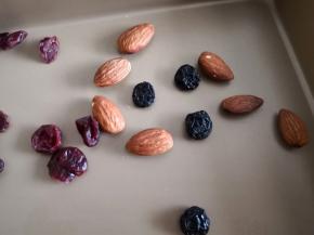 7.	准备好大杏仁，我这是一袋每日坚果，所以大杏仁没有10个，后来就把剩下的面团做了两个小幽灵，