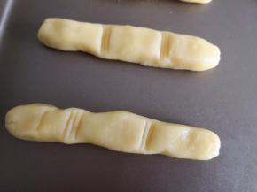 9.	然后用刀背按压出手指关节处的纹路，