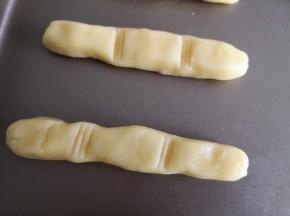 9.	然后用刀背按压出手指关节处的纹路，