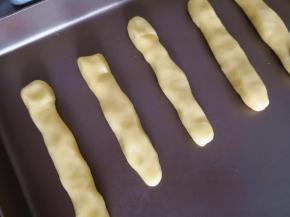 8.	取一个面团搓成长条，再按照手指头的样子，有的地方细，有的地方粗，