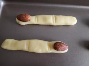 10.	最后在手指尖上按下大杏仁来作指甲，一个手指头就完成了，