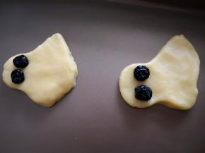 11.	幽灵的样子可以自由发按一下，然后安上两个黑眼睛，嘴巴等出炉的时候用番茄酱装饰一下就可以了，