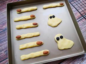 12.	饼干的表面可以用全蛋液刷薄薄的一层，这里我没有刷，感觉粗糙一点的手指头更像女巫的手指头，