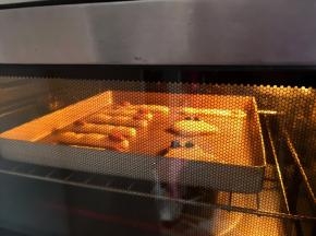 13.	烤箱预热，上下火，170度，中层烤17分钟左右，具体要根据自己的烤箱来调节。出炉晾凉就可以摆拍食用了。一次吃不完要密封保存，这样才会保持酥脆的口感。