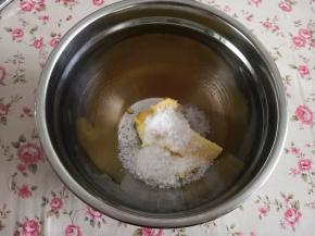 1.	黄油室温软化，软化好后加入糖粉，最好用电动打蛋器将其找至发白，