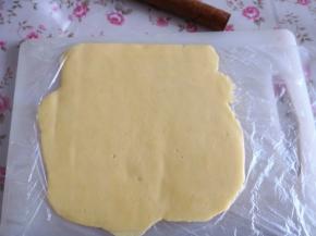 3.	将面团放入一个干净的保鲜袋里，用擀面杖将其擀成均匀的薄片，厚度在2mm左右，然后放入冰箱冷藏定型，大约2小时左右吧，