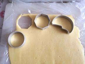 4.	取出后，用饼干模具将其扣压出你喜欢的形状，