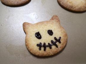 7.	巧克力放入裱花袋里，隔热水融化，再用煎刀煎一个小小的口，就可以在饼干上画出你想要的图案了，