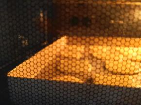 6.	烤箱预热，上下火，170度，中层烤18分钟左右，饼干表面上色就是熟了，取出放在烤网上晾凉，