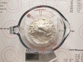 准备好所有的材料

面粉和泡打粉混合后过筛备用