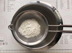 筛入混合好的低筋面粉和泡打粉，用手动打蛋器搅打均匀