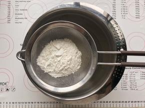 筛入混合好的低筋面粉和泡打粉，用手动打蛋器搅打均匀