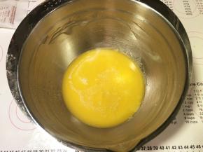 黄油隔水融化放凉备用