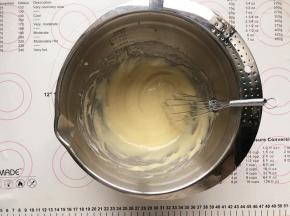 搅拌好的面糊，放在打蛋盆里静置15分钟