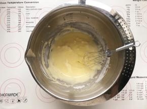 把融化的黄油倒入搅拌好的面糊中，搅拌均匀