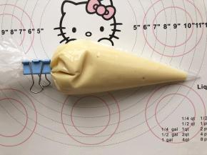 装在一次性的裱花袋中，放冰箱冷藏一夜