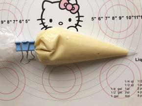 装在一次性的裱花袋中，放冰箱冷藏一夜