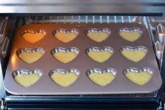 准备好模具，把搅拌好的面糊挤入模具至八分满，用力震几下消除气泡