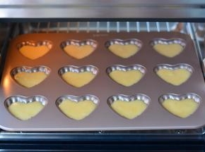 准备好模具，把搅拌好的面糊挤入模具至八分满，用力震几下消除气泡