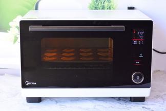 预热烤箱上下管170度，烘烤18分钟

出炉后脱模就可以食用了