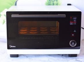 预热烤箱上下管170度，烘烤18分钟

出炉后脱模就可以食用了