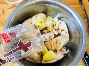 放入少许十三香