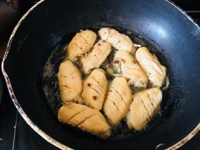 热锅凉油下鸡翅，煎至两面金黄