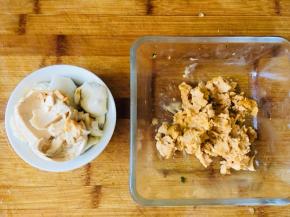 我们把鸭蛋分离，蛋黄压碎