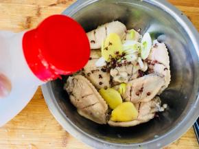 打花刀，其实应该鸡翅生的时候盐一下，我今天鸡翅冻的太厉害只能煮熟淹了，放的花椒、葱姜、料酒、味极鲜