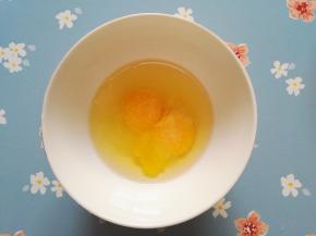 4、鸡蛋打入碗中，加入盐，打散。